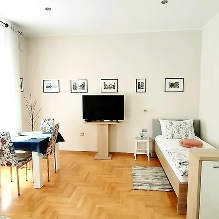 Lavender - City Room With Free Parking 4* Пула