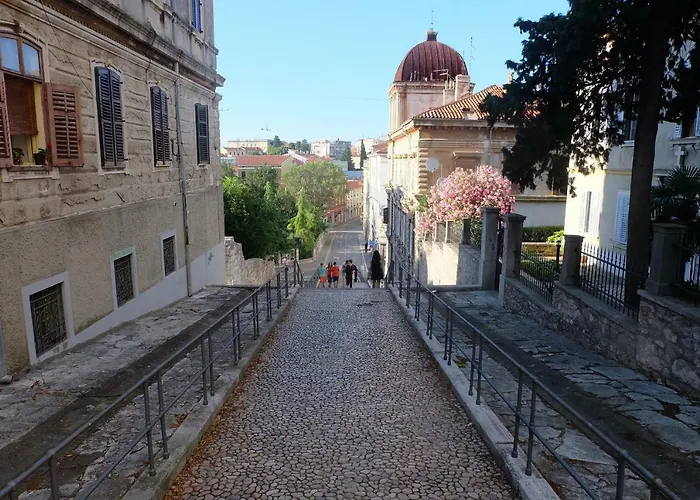 Lavender - With Free Parking Maison d'hôtes